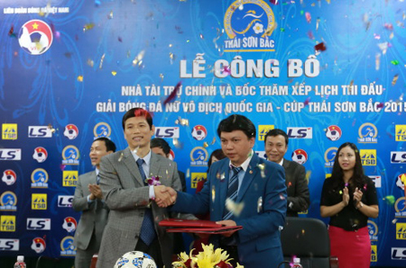 Tổng thư ký VFF Lê Hoài Anh (phải) và đại diện nhà tài trợ Thái Sơn Bắc.